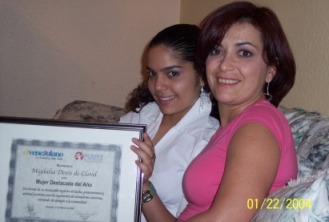 Migdalia y su hija Andrea muestran el Diploma de reconocimiento recibido