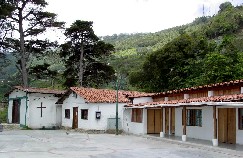 Iglesia, dispensario mdico y escuela (Foto: Jorge Karpati)